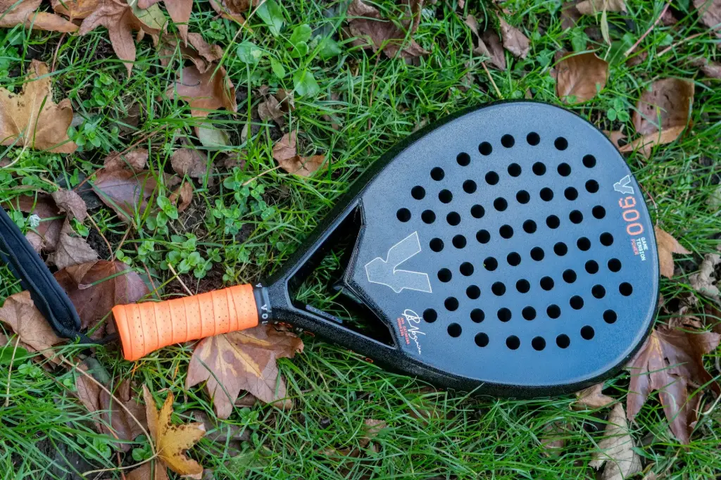 unsplash_So_yeHC6j00_PADEL RACKET.webp
